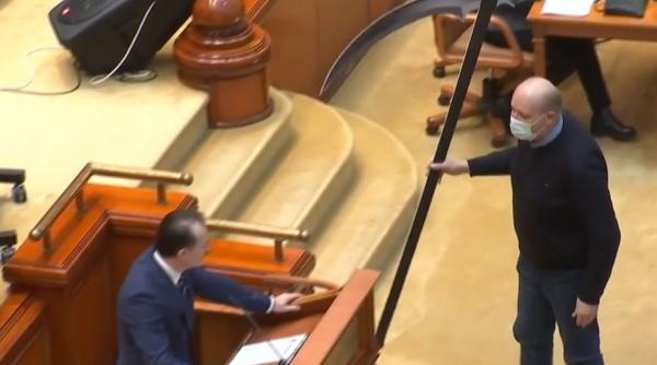 Deputații PSD i-au adus lui Florin Cîțu o coasă din carton. Premierul: „Rezist la înjurături” – VIDEO