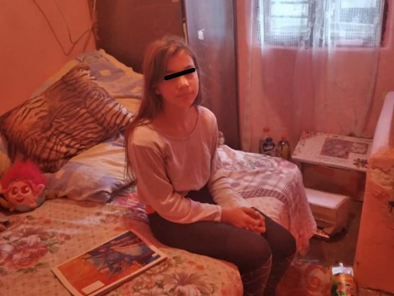 Fata care își dorește lemne pentru foc de ziua ei. Copila trăiește în condiții greu de imaginat