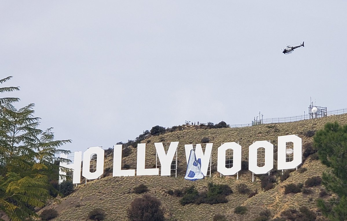 Panoul „Hollywood” a fost vandalizat din nou! De data aceasta a fost transformat în „Hollyboob”