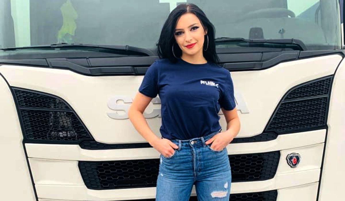Cea mai frumoasă șoferiță de TIR, supărată pe românii rămași în țară: “Și-au pus pecetea #rezist pe frunte”