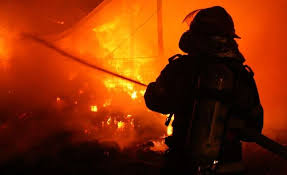 Incendiu la o locuinţă dintr-o localitate din Iaşi. Pompierii intervin EXCLUSIV