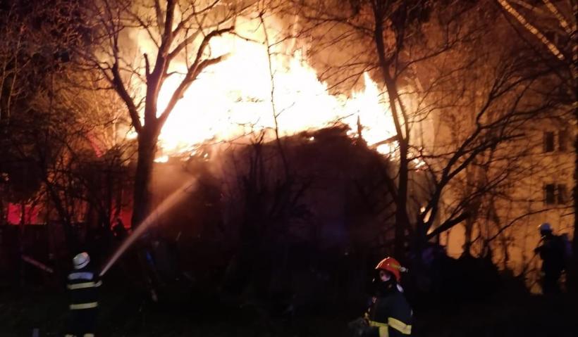 Un bărbat din Cluj, carbonizat într-un incendiu puternic. Pompierii s-au luptat 4 ore pentru a stinge flăcările