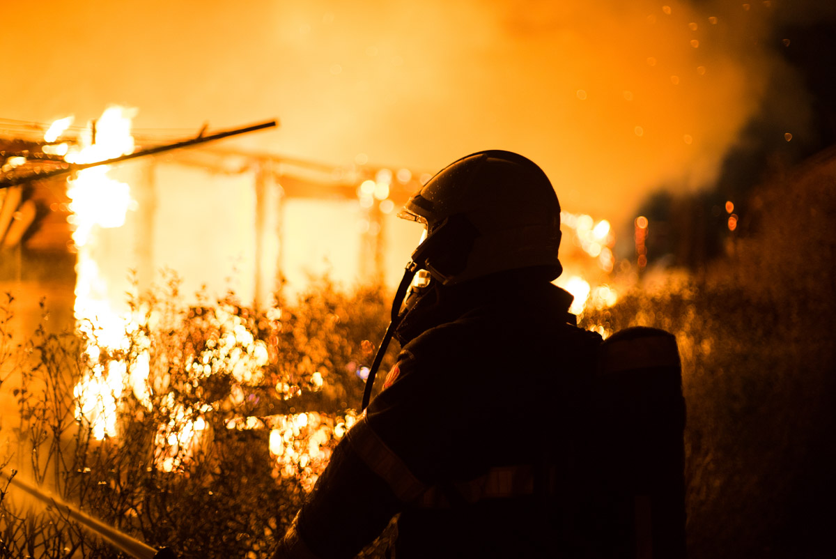 Incendiu în comuna Strunga. Acoperişul unei case, cuprins de flăcări. Pompierii intervin de urgenţă – EXCLUSIV