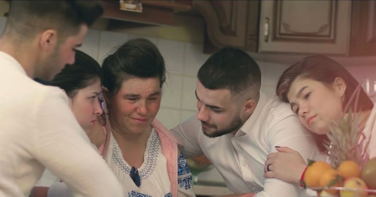 Cum arată mama lui Culiță Sterp coafată și cu machiaj. Fiica ei s-a ocupat