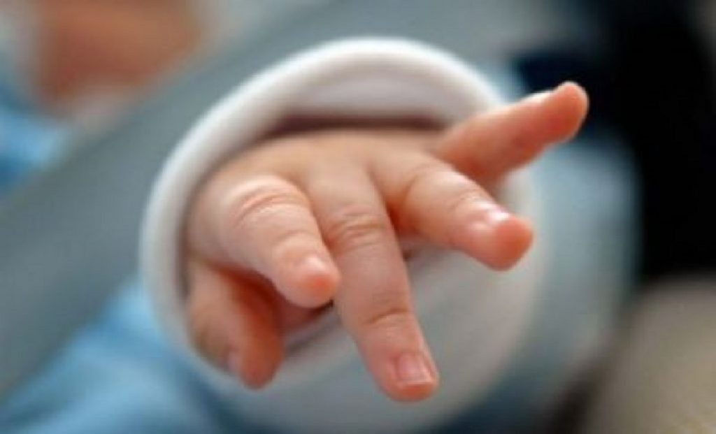 O fostă profesoară şi-a abandonat fetiţa nou-născută într-o scară de bloc! Care este motivul