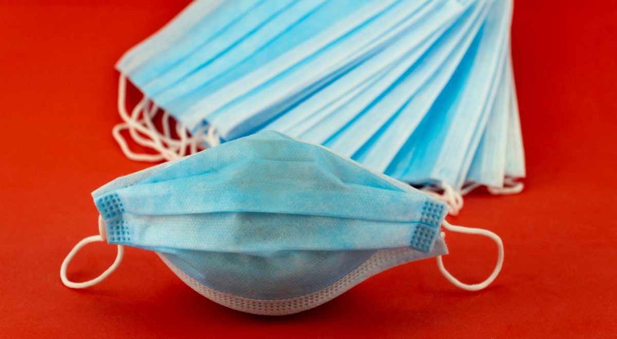 Studiu: Purtarea a două măști suprapuse poate reduce riscul de infectare cu Covid-19 cu până la 95%