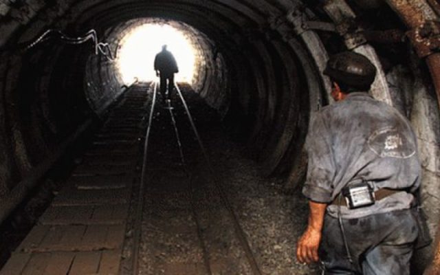 Povestea cutremurătoare a unui miner din Valea Jiului: „Tone de fier peste noi, am trăit ca într-o cușcă”