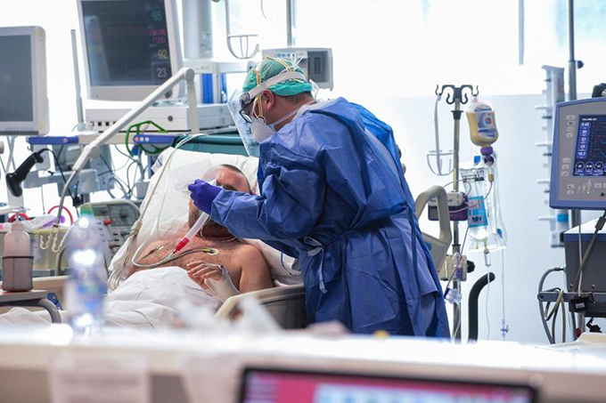 Un medic din Vaslui s-a infectat cu noul coronavirus, la scurt timp după ce s-a vaccinat împotriva COVID-19. Care este starea de sănătate a acestuia