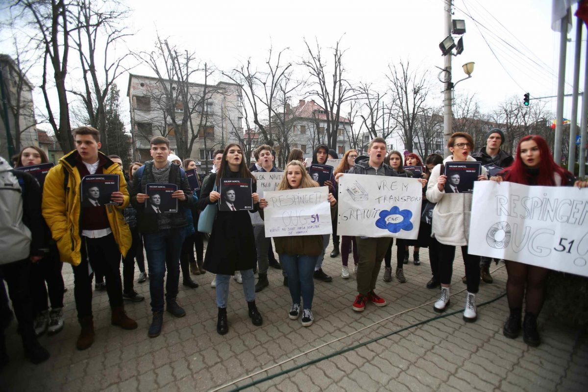 Protest al asociațiilor de elevi în fața Guvernului, după tăierea gratuităților la transportul feroviar