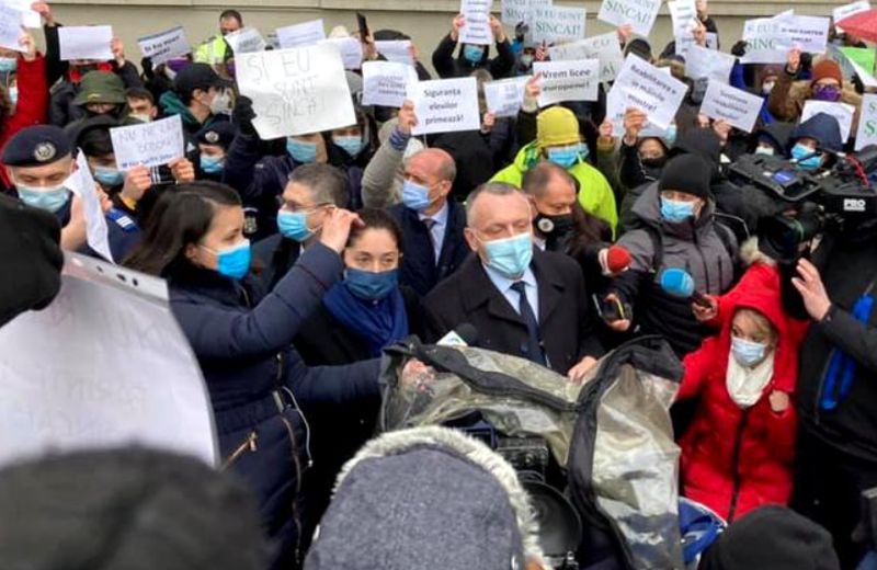 Protest în fața liceului „Gheorghe Șincai”. Sorin Cîmpeanu a venit să rezolve problema