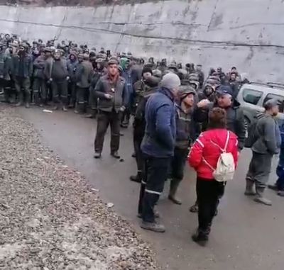 Minerii din Valea Jiului continuă protestele: „Dați-ne banii! Să vină Iohannis și Cîțu!“ – VIDEO