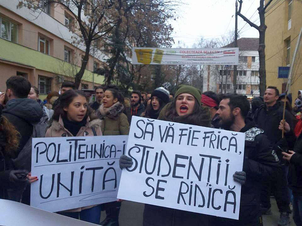 Studenții critică decizia Guvernului de a elimina transportul gratuit
