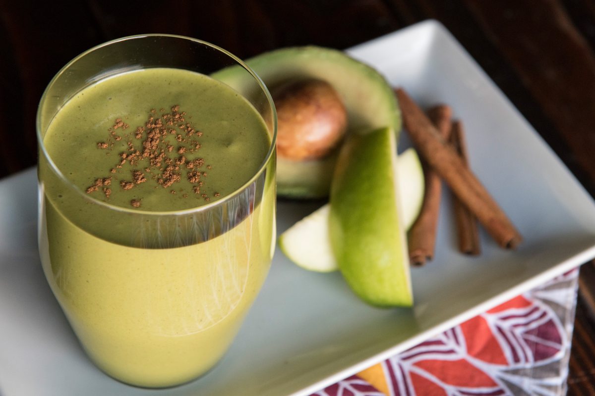Smoothie de avocado cu măr – Paharul zilnic cu minerale și vitamine