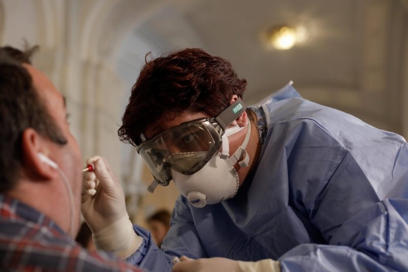 Un specialist trage un semnal de alarmă! Din cauza măsurilor de relaxare, ne-am putea trezi cu zeci de mii de cazuri de COVID-19 pe zi