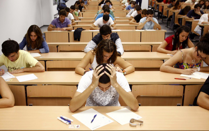 Studenți de la Drept, prinși că au copiat la examene: „Au mai fost studenţi exmatriculaţi pentru fraudă, dar niciodată nu au fost propuşi atât de mulţi”