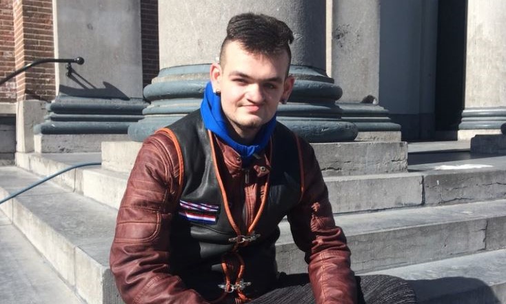 Povestea tânărului care s-a născut cu Sindromul Alcoolic Fetal. Mama sa a băut toată sarcina