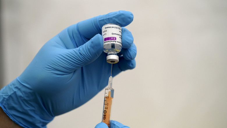Vaccinul AstraZeneca ajunge în România