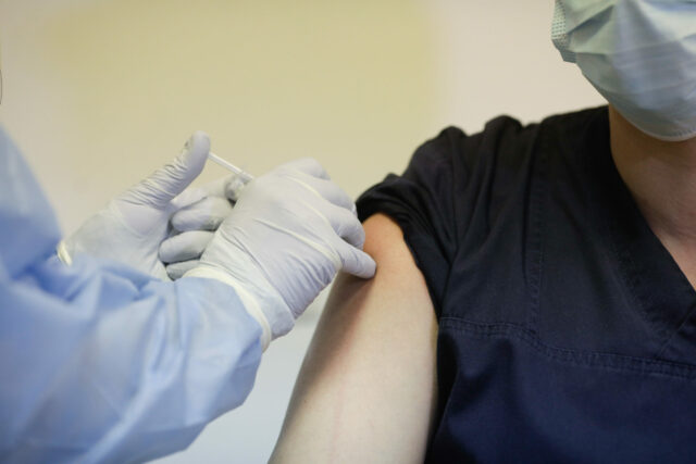 Cât de des se face vaccinul anti-Covid-19? Cum aflu câți anticorpi am?