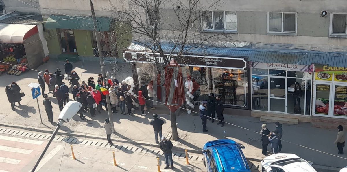 Sute de persoane din Bârlad s-au înghesuit la deschiderea unui magazin deţinut de interpretul muzical Ion Paladi – VIDEO