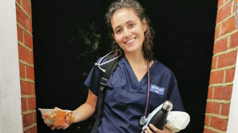 O tanara studenta la medicina bolnavă de cancer in stare terminală are o ultimă dorință: Să devina medic