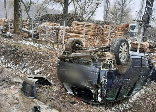 Accident rutier în Ţibăneşti, Iași. A pierdut controlul volanului şi a intrat în copac – EXCLUSIV