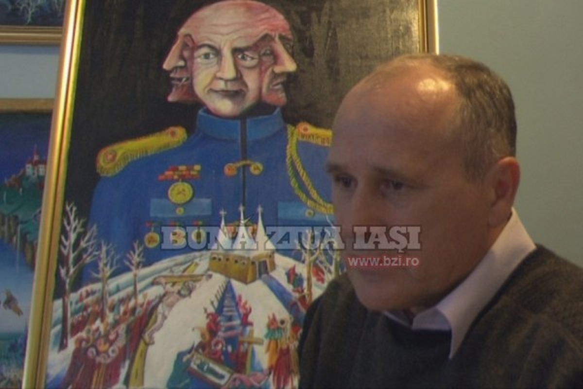 Calistrat Robu, artistul care l-a băgat pe Traian Băsescu în coșciug, l-a pus pe Iohannis pe „căcăstoare” și a imortalizat-o fără menajamente pe Elena Udrea, într-o expoziție specială la Palatul Culturii din Iași – GALERIE FOTO, VIDEO