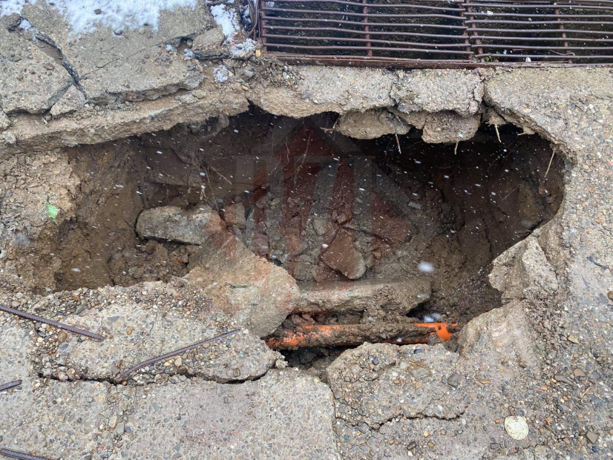 Pericol pentru toți pietonii și șoferii care circulă în zona Bucium. Un crater imens s-a format pe carosabil – Galerie Foto