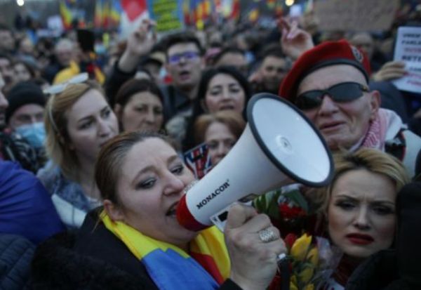 Diana Șoșoacă acuză o tentativă de asasinat: „Ne-au răsturant, pe mine și fetița, cu mașină cu tot, într-un șanț de beton!“