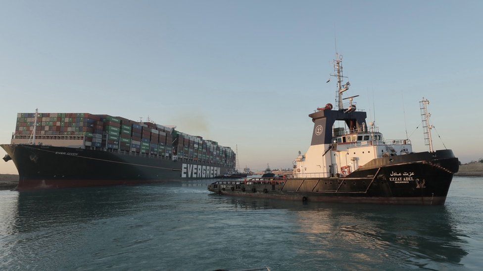 Iată cum se încearcă eliberarea uriașei nave blocate pe canalul Suez – FOTO