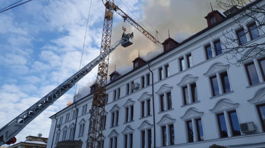 Incendiu puternic la Prefectura Suceava! Flăcările au mistuit clădirea – FOTO, VIDEO