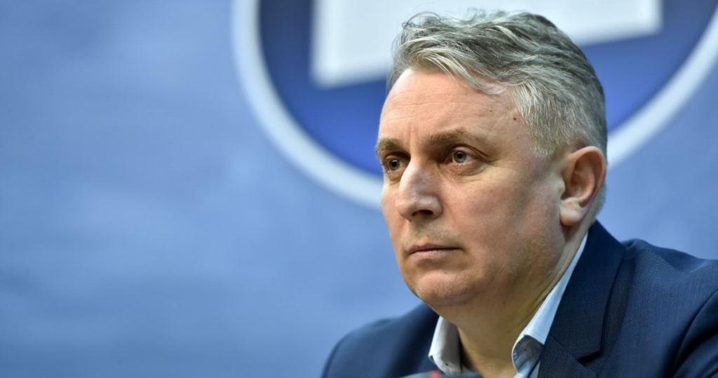 Prima reacţie a lui Lucian Bode, ministrul de Interne, după ce un poliţist a făcut cerere să primească porc de Crăciun: „La MAI nu aprobăm glume”