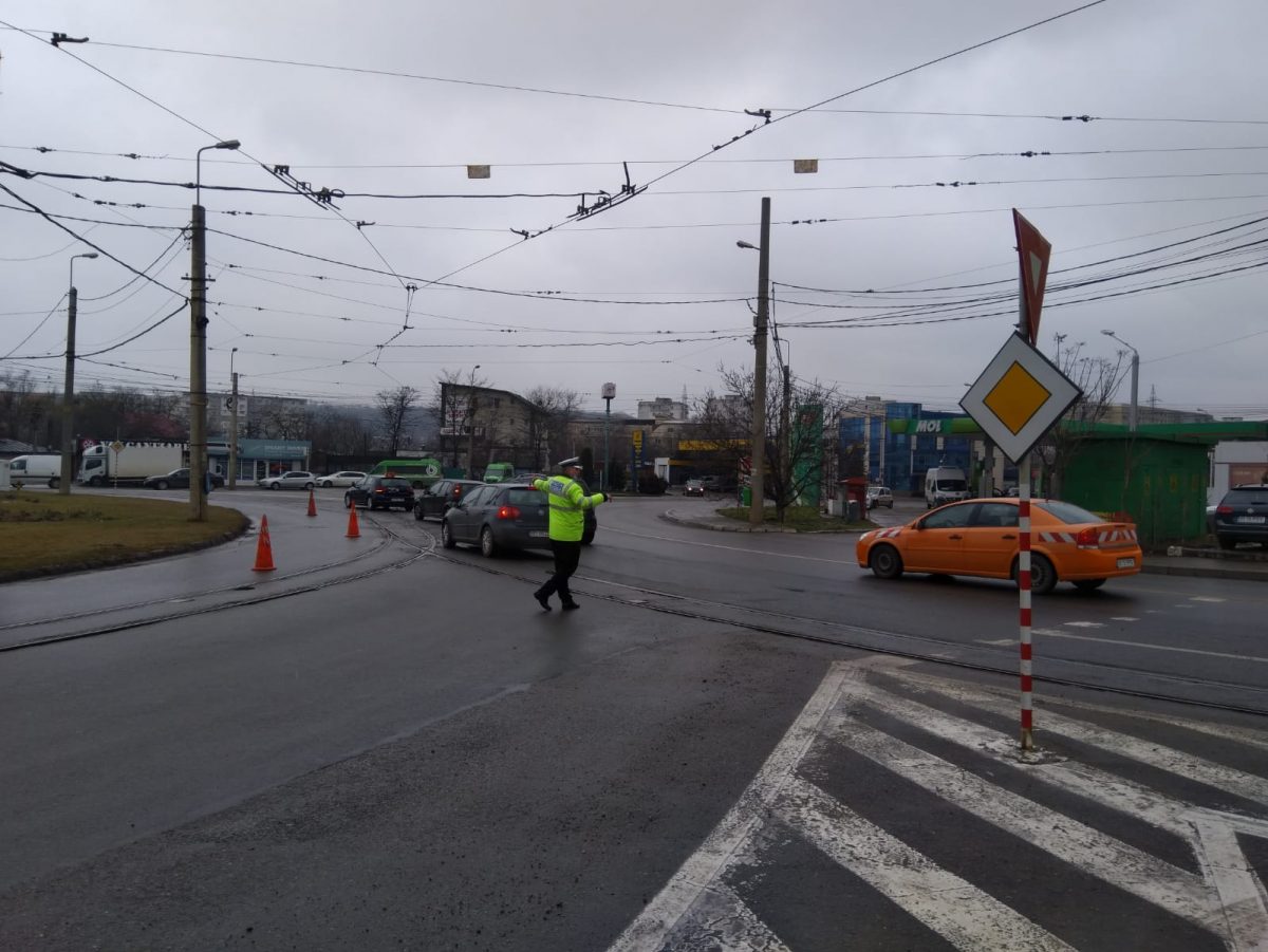 Trafic îngreunat în zona Podul de Piatră după o serie de lucrări ale angajaţilor din Primăria Iași – FOTO