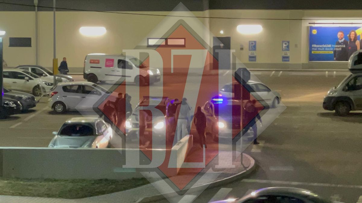 Două echipaje de poliţie au ridicat mai multe persoane din parcarea unui supermarket din Iaşi. Reprezentanţii IPJ Iaşi nu ştiu ce se întâmplă – Exclusiv, Galerie Foto