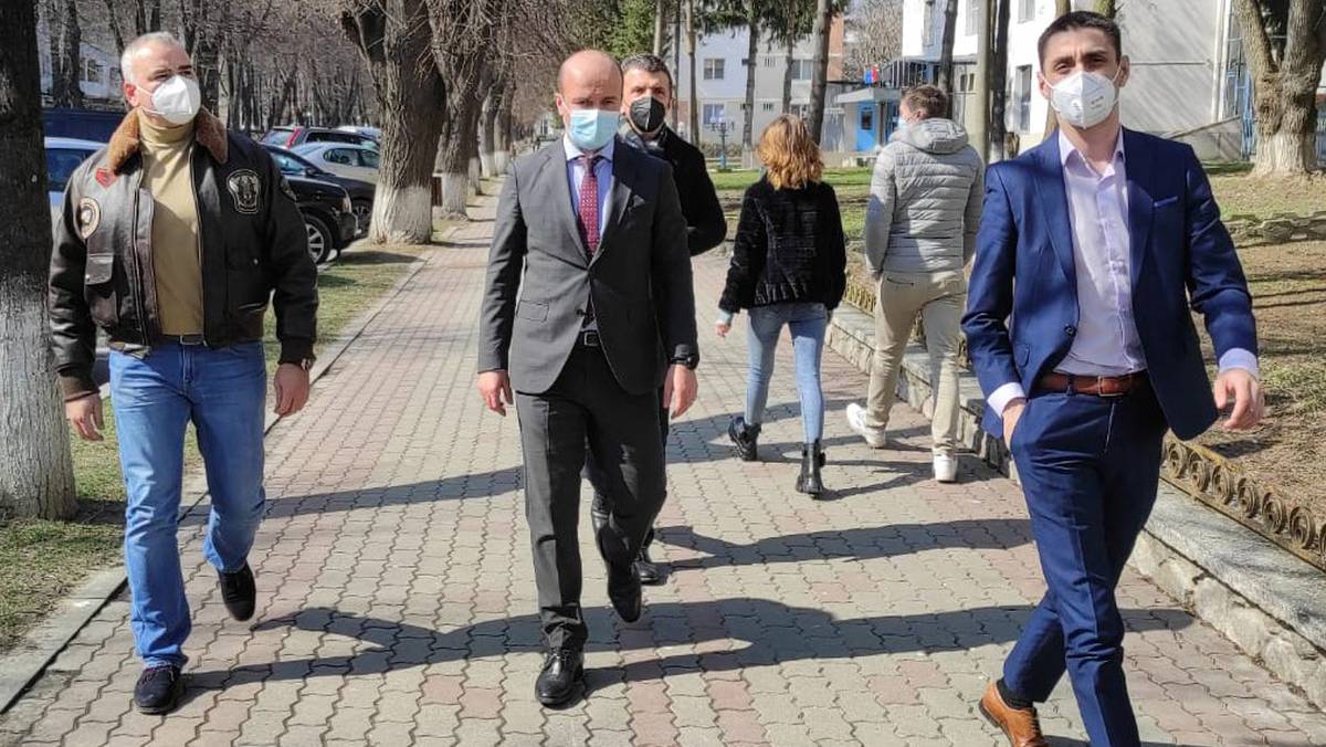 Senatorul Marius Bodea a început campania electorală. A plecat prin județ îmbrăcat golănește și face promisiuni deșarte – FOTO