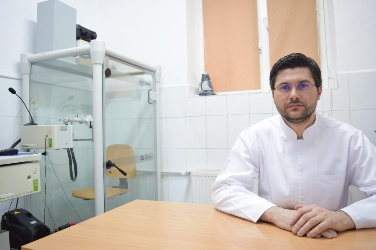 Un medic din Galați îi oferă o replică lui Raed Arafat: Bună seara Dl. Arafat! Ce faceți? Sunteți bine? Bine suntem și noi! Slavă Domnului! Pandemia cum merge? Vă zic eu. E bine, bine!