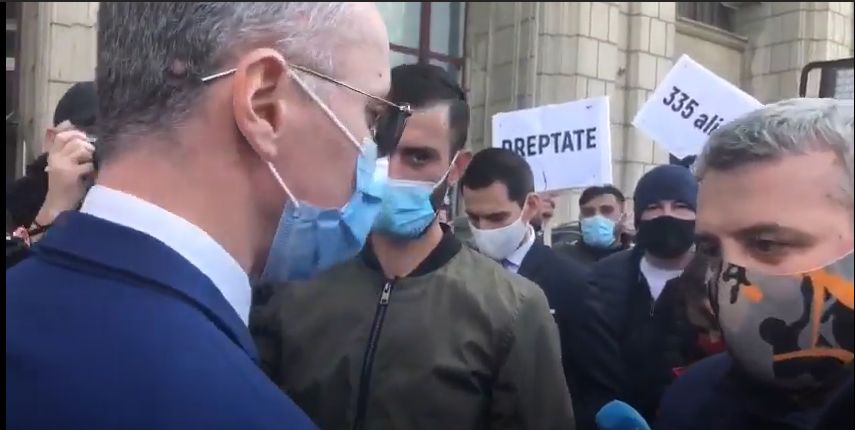 Ăștia ne conduc! Ministrul Justiţiei, Stelian Ion, a confundat protestatarii! A discutat cu aceştia crezând că protestează pentru dosarul 10 august. Spre dezamăgirea ministrului, oamenii strânşi la faţa locului protestau pe o totul altă speță – VIDEO