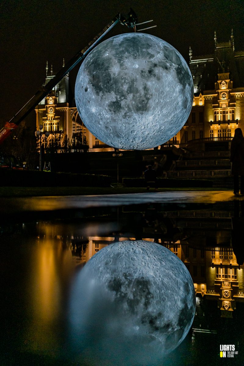 GALERIE FOTO: Lights in the Park – Vino să admiri „Museum of the Moon” în parcul Palas și să câștigi câte-n Lună și în stele!
