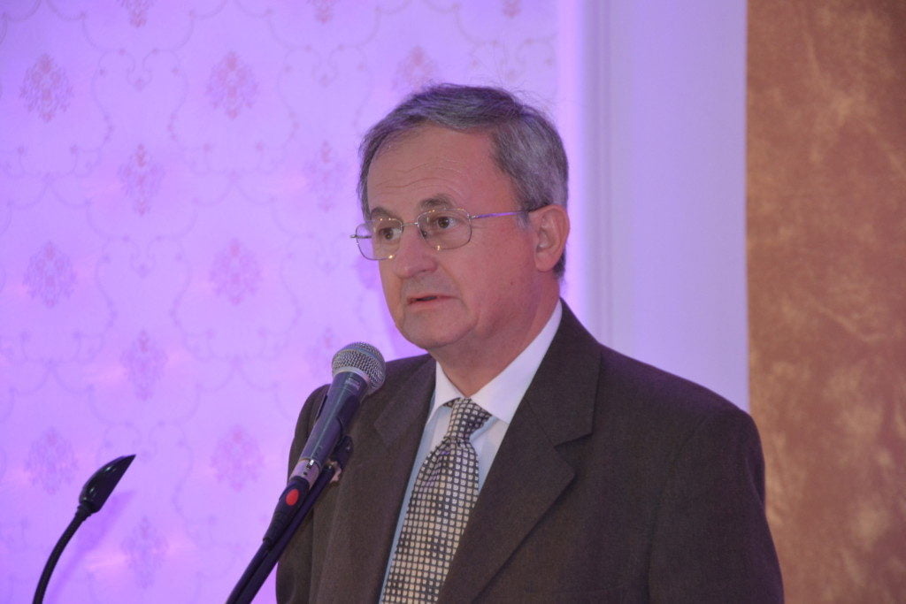 Prof. dr. Emanoil Ceaușu a vorbit despre riscurile vaccinului AstraZeneca