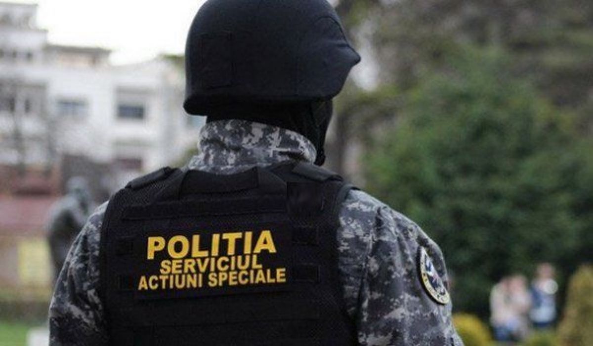 Mascaţii au intrat în urmă cu câteva momente peste un ieşean urmărit de poliţişti! Era ascuns în casa sa din Miroslava – Exclusiv