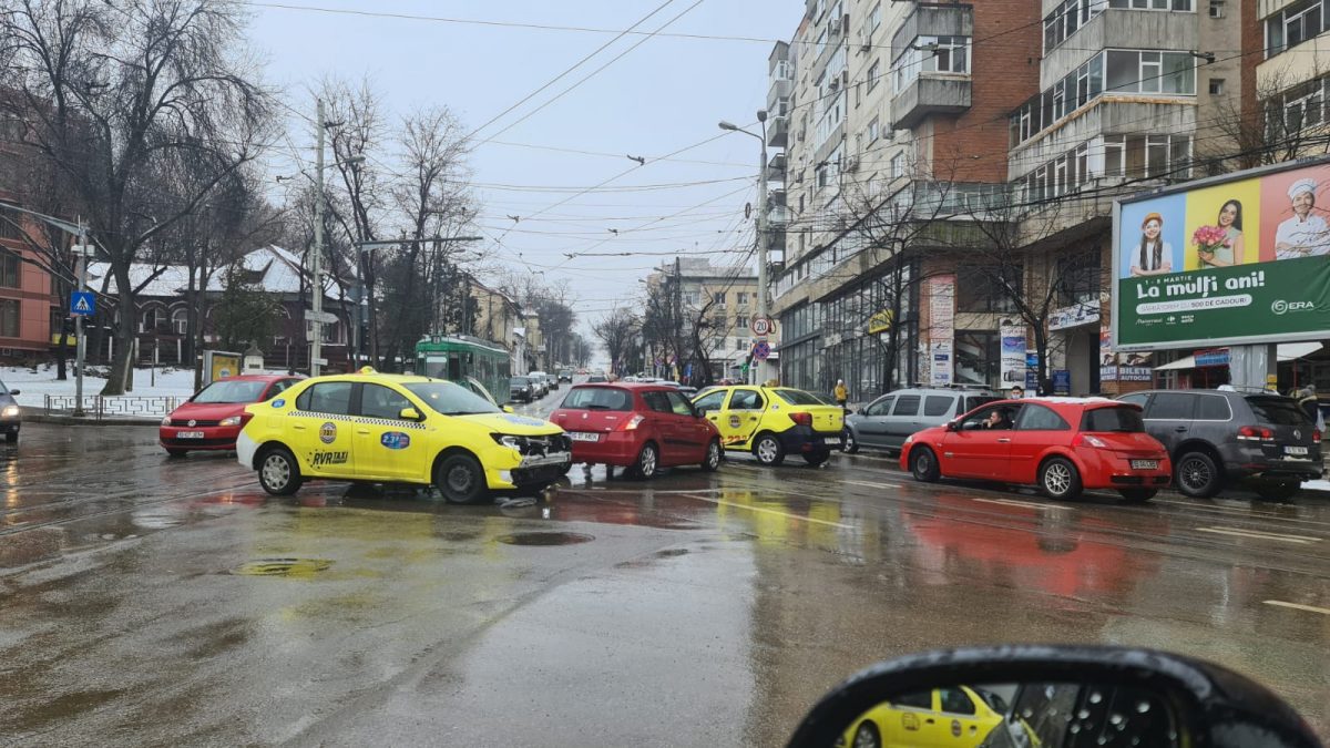 Accident rutier în municipiul Iași! Au fost implicate trei maşini – EXCLUSIV FOTO