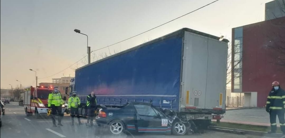 Accident rutier grav în Iași! O maşină a intrat sub un TIR – FOTO/EXCLUSIV