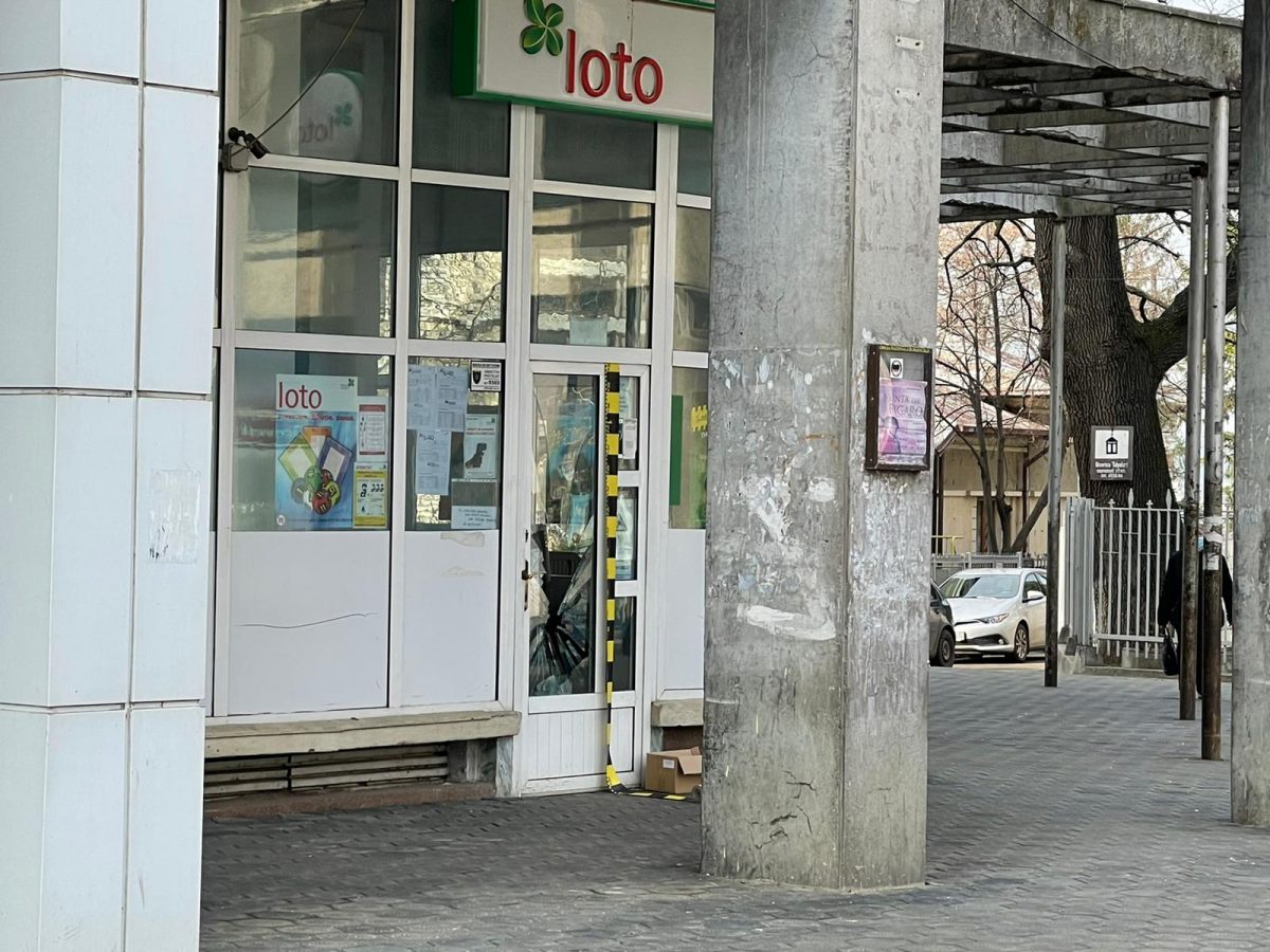 Agenţia Loto din Piața Unirii Iași a fost spartă de un individ, iar alte două mașini au fost vandalizate – EXCLUSIV/FOTO