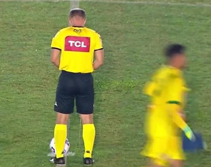 Un arbitru a urinat la mijlocul terenului, chiar înainte să fluiere debutul partidei – VIDEO