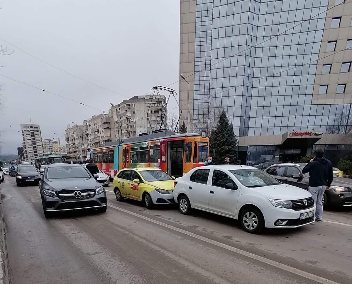 Accident rutier în zona fostului Hotel Europa. Carambol cu șase autoturisme și un tramvai, soldat cu o victimă încarcerată – EXCLUSIV, FOTO, LIVE VIDEO