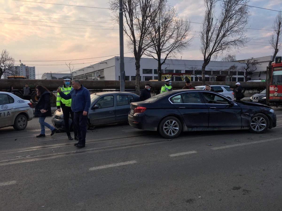 Accident rutier în Tudor Vladimirescu. Trei autoturisme au intrat în coliziune – EXCLUSIV, FOTO