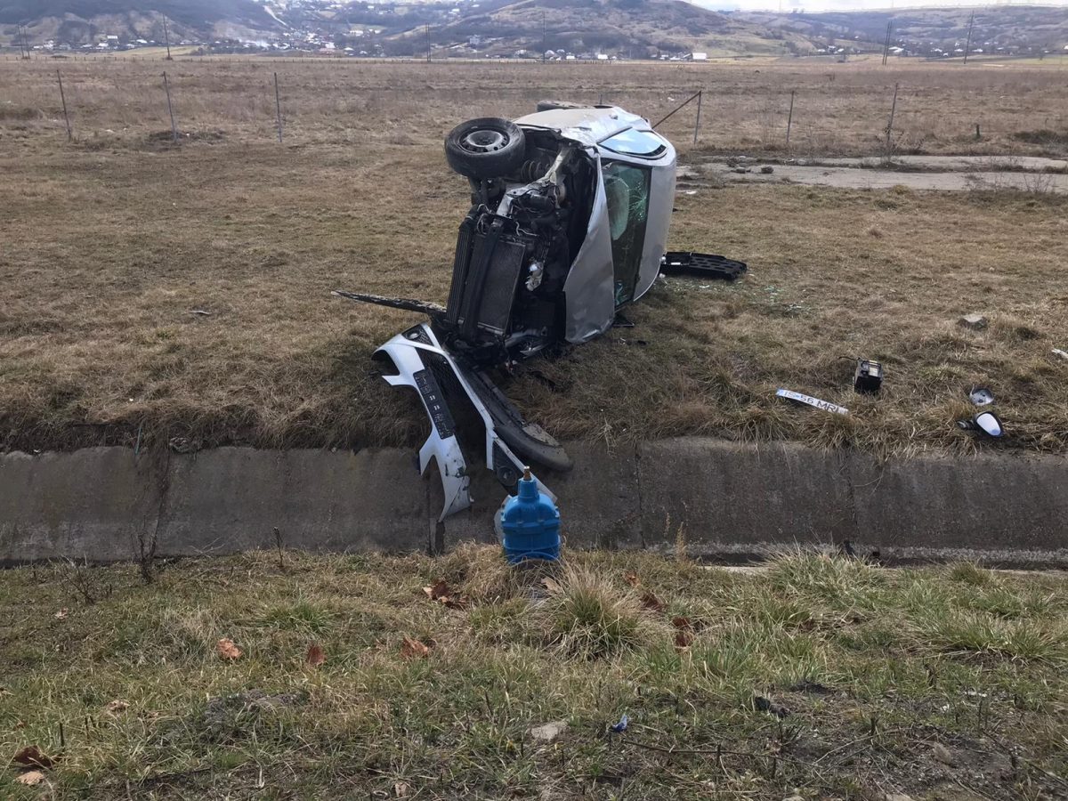 Accident rutier în Iaşi. Un autoturism s-a răsturnat, iar şoferul este rănit – EXCLUSIV, FOTO