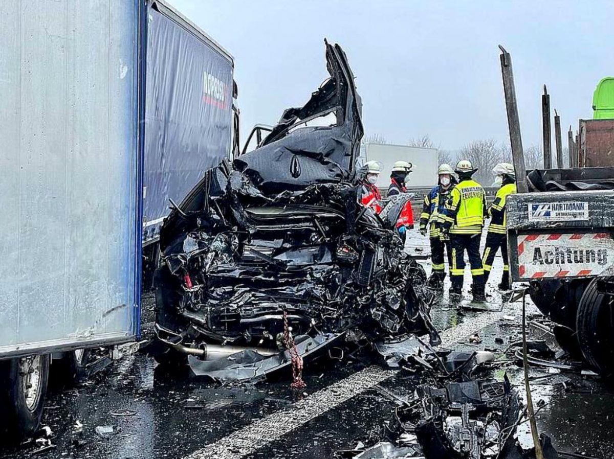 Accident rutier grav în Germania. Un BMW, strivit între trei camioane. Trei morţi nu au putut fi identificaţi între fiarele contorsionate – FOTO