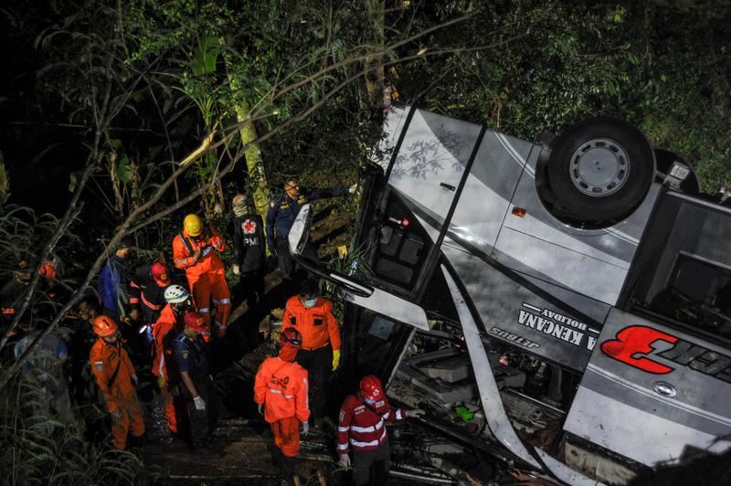 Accident rutier mortal în Indonezia: 27 de decedați, după ce un autocar cu 66 de elevi şi părinţi s-a răsturnat într-o râpă