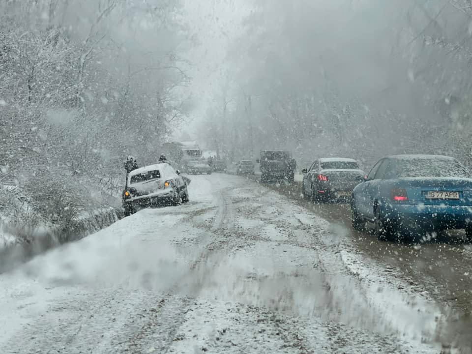 Accident rutier la Tomeşti. Un autoturism a derapat și a intrat în șanț din cauza vremii – EXCLUSIV, FOTO