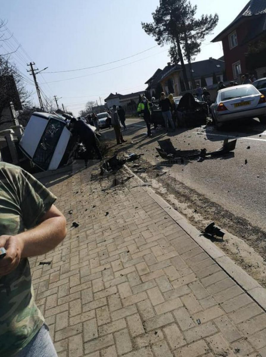 Accident rutier grav la Suceava. Planul roşu de intervenţie, activat după ce un microbuz cu elevi s-a răsturnat